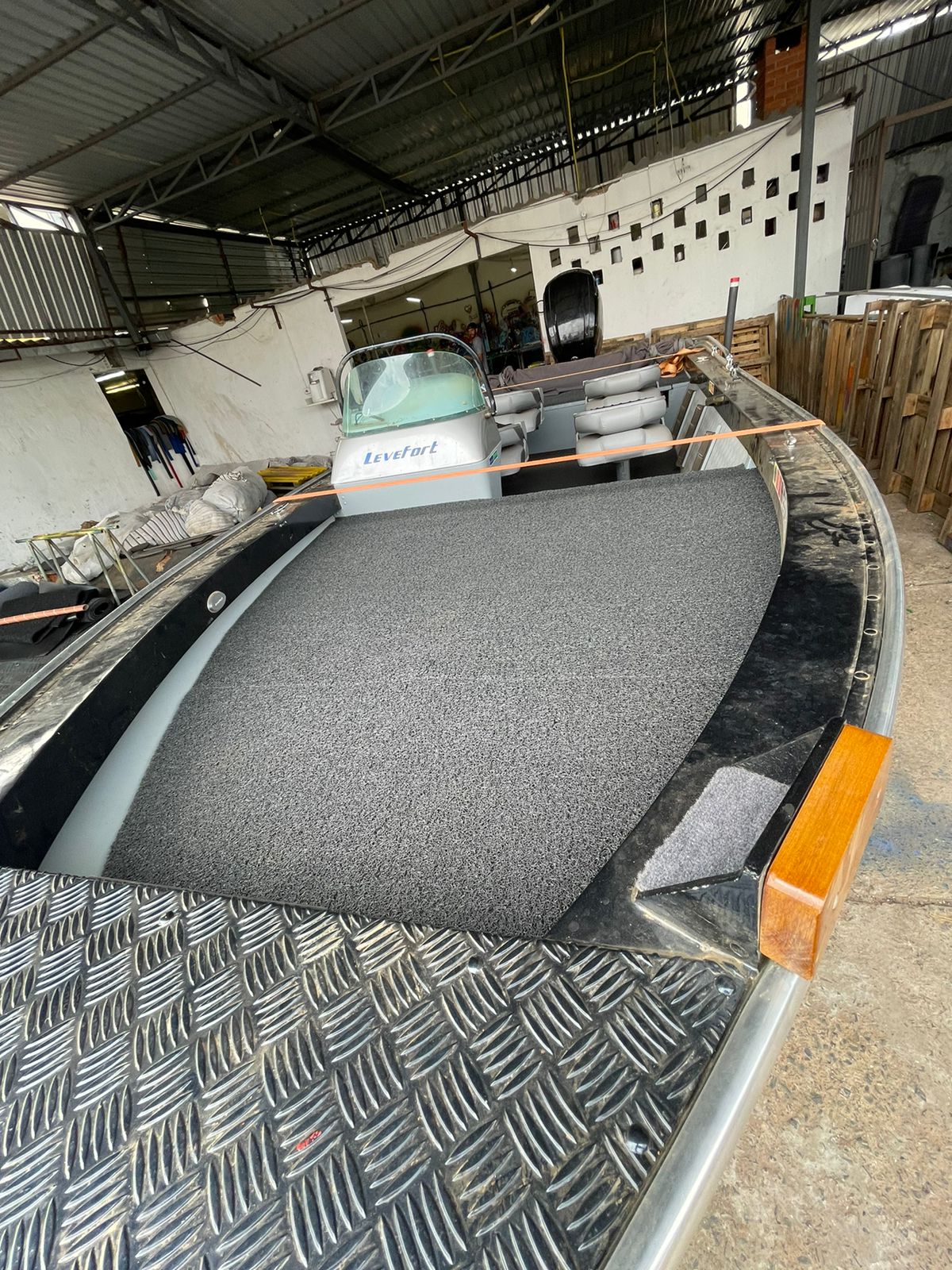 CAPACHO DE VINIL EM BARCO / LANCHA